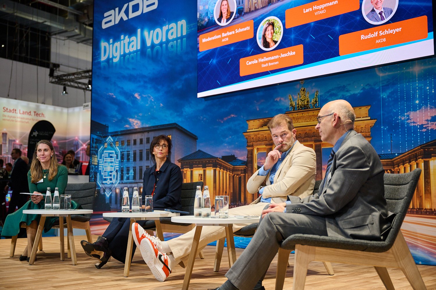 Auf der AKDB-Bühne: Gesprächsrunde „Digital voran“ unter anderem mit Lars Hoppmann und Rudolf Schleyer.