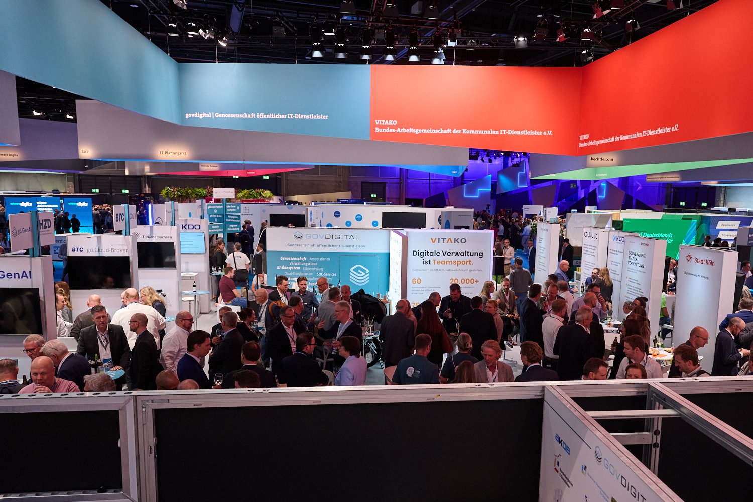 Volles Haus beim gemeinsamen Abendempfang am Gemeinschaftsstand.