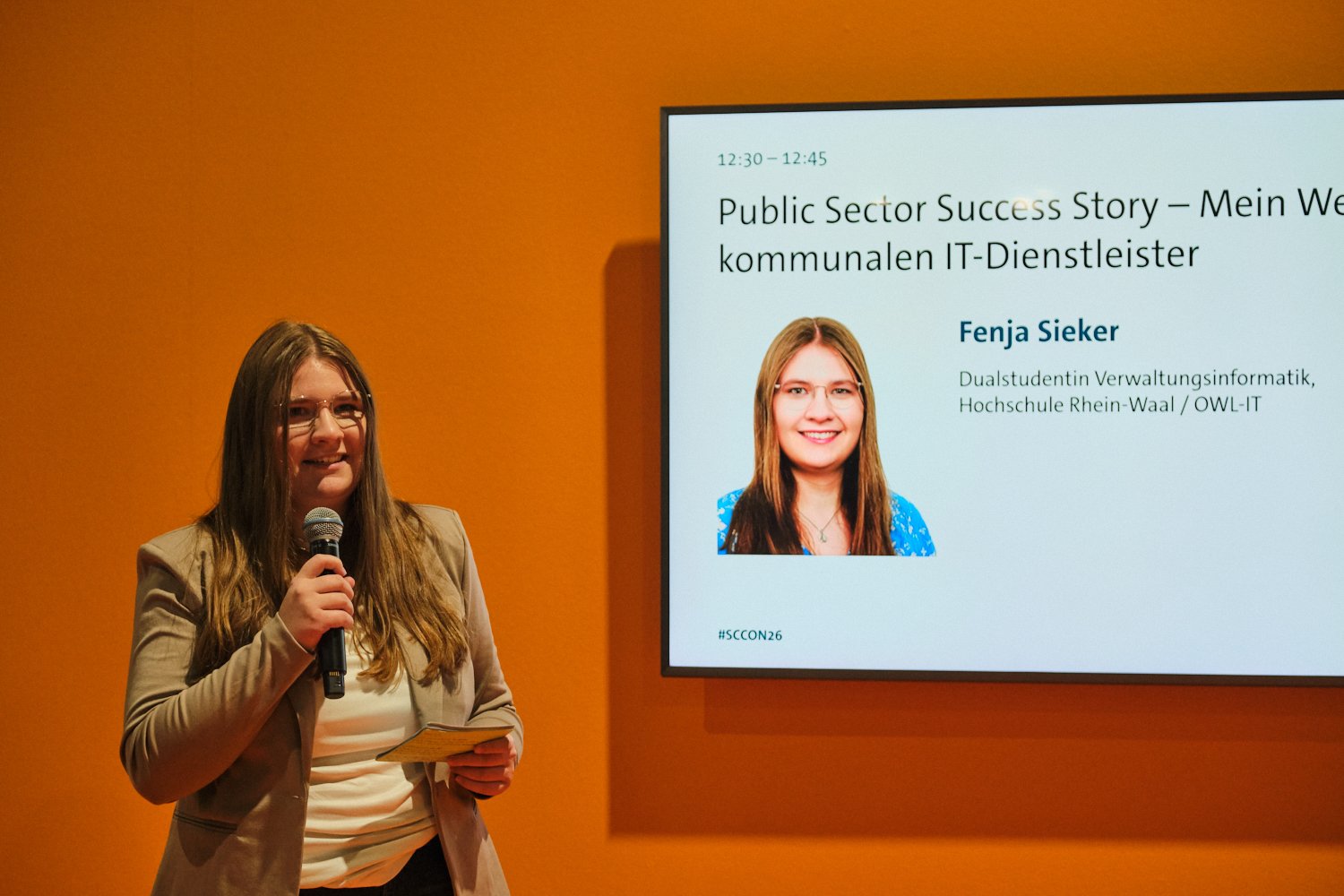 Tag 3, 15. Oktober: Fenja Sieker (OWL-IT) erzählt ihre „Public Sector Success Story“ auf der Career-Day-Bühne.